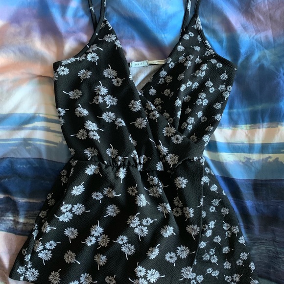 XS Black and White Kimchi Blue Floral Romper - Picture 4 of 5